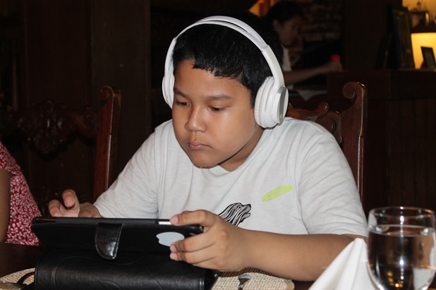 kid playing with ipad