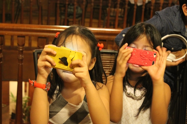 kids playing with iphon